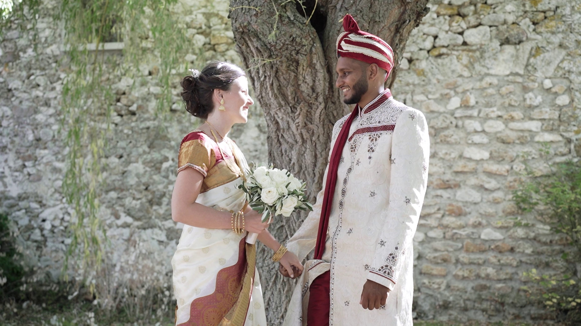 Un homme et une femme en habit de mariage traditionnel indien